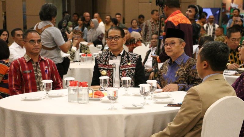 Penjabat Gubernur NTT, Dr. Andriko Noto Susanto, S.P,M.P mendampingi Menteri Pendidikan Dasar dan Menengah (Mendikdasmen) RI, Prof. Dr. Abdul Mu’ti, M. Ed pada kegiatan Mendikdasmen Mendengar Cerita Pendidikan di NTT yang diselenggarakan oleh BPMP Provinsi NTT pada Kamis (05/12/2024) di Hotel Aston Kupang.