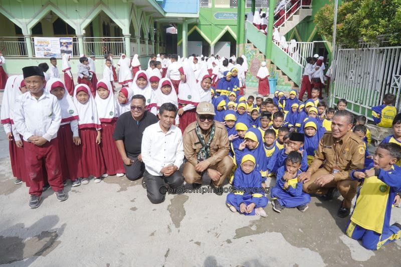 Penjabat Wali Kota Kupang, Linus Lusi, S.Pd., M.Pd melakukan kunjungan ke Madrasah Ibtidaiyah (MI) Nurul Huda, Naikoten I, Senin (2/12)