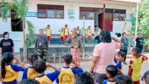 Penjabat Wali Kota Kupang, Linus Lusi, S.Pd., M.Pd saat mengunjungi Sekolah Dasar Inpres (SDI) RSS Oesapa pada Jumat (22/11).