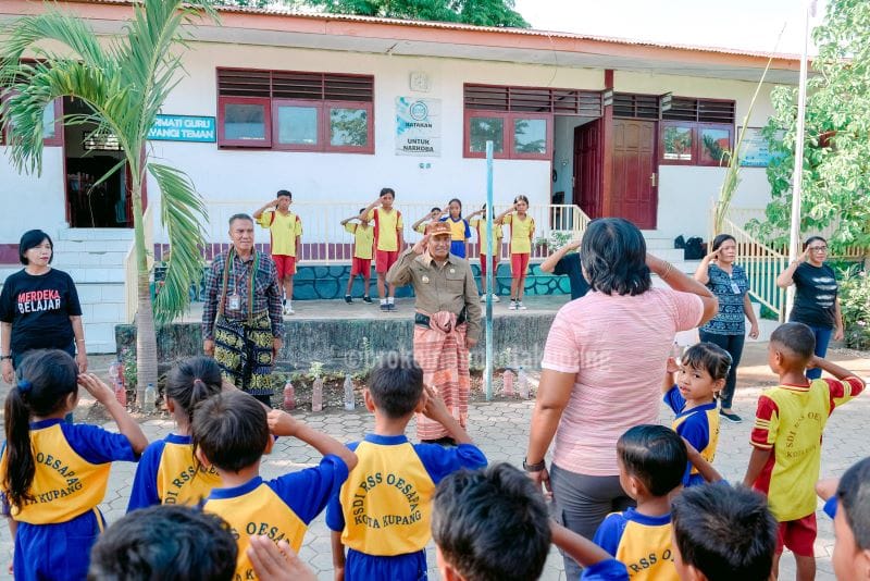 oesapa 1 Penjabat Wali Kota Kupang, Linus Lusi, S.Pd., M.Pd saat mengunjungi Sekolah Dasar Inpres (SDI) RSS Oesapa pada Jumat (22/11).