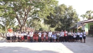Penjabat Wali Kota Kupang, Linus Lusi melakukan kunjungan kerja ke SD Inpres Maulafa untuk memberikan dukungan Pemerintah Kota Kupang terhadap kemajuan sekolah, kelancaran kegiatan belajar para siswa siswi dan mendiskusikan berbagai permasalahan di sekolah yang dikunjungi.