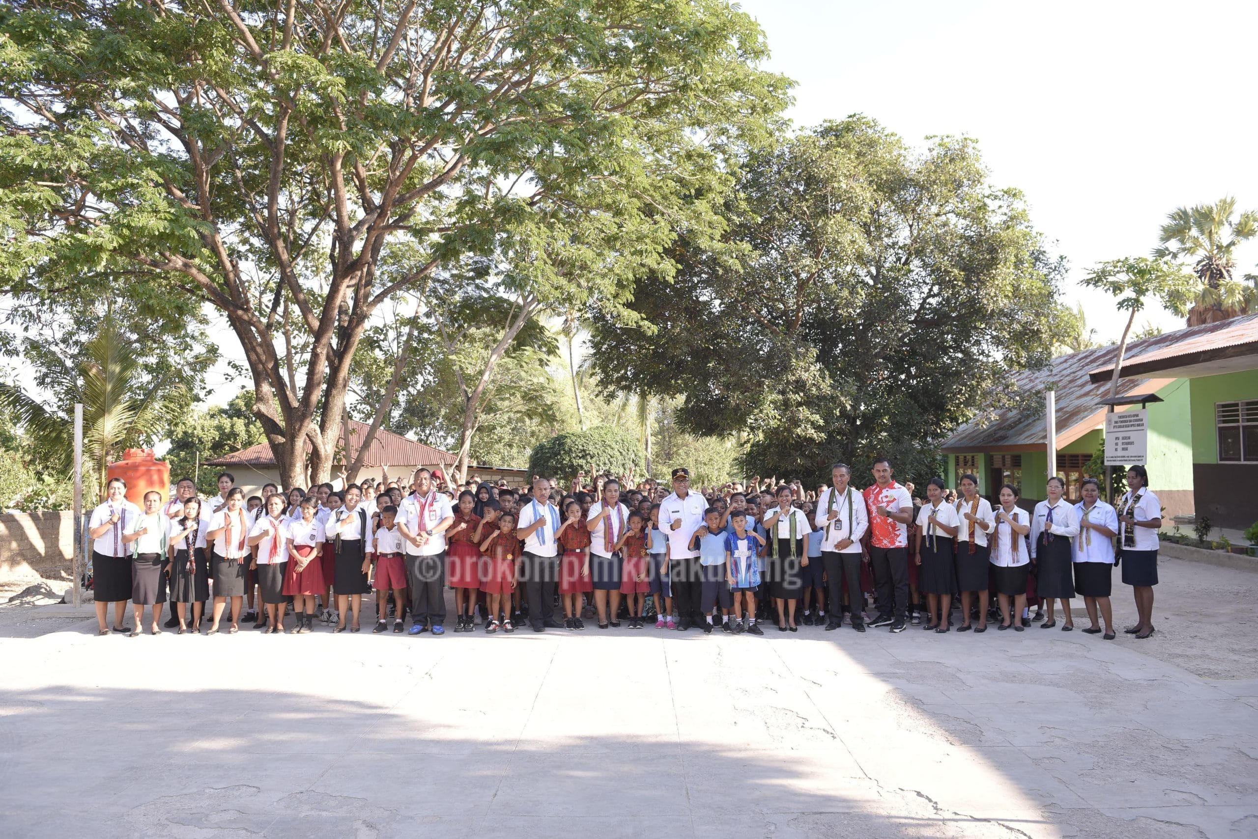 olah raga Penjabat Wali Kota Kupang, Linus Lusi melakukan kunjungan kerja ke SD Inpres Maulafa untuk memberikan dukungan Pemerintah Kota Kupang terhadap kemajuan sekolah, kelancaran kegiatan belajar para siswa siswi dan mendiskusikan berbagai permasalahan di sekolah yang dikunjungi.