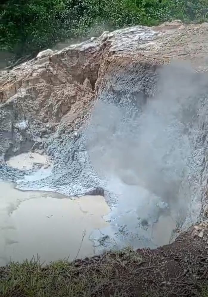 Semburan lumpur panas bumi muncul di Wae Dasah Desa Wogo, Kecamatan Golewa Kabupaten Ngada, Provinsi Nusa Tenggara Timur.