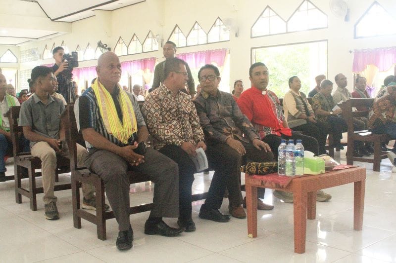 KETERANGAN FOTO- Penjabat Bupati Kupang, Alexon Lumba bersama Bupati Kupang terpilih Yosep Lede dalam kegiatan pengresmian gedung Gereja GMIT Lidamanu Batubao, Klasis Kupang Barat, di Desa Tesabela, Kecamatan Kupang Barat, Sabtu. FOTO Prokopim Setda Kabupaten Kupang.