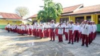 Pj Wali Kota Kupang Linus Lusi memberikan edukasi keuangan kepada para anak-anak PAUD Raudhatul Athfal Al-Fitrah dan SD/Madrasah Ibtidaiyah Al-Fitrah Kota Kupang, Provinsi Nusa Tenggara Timur tentang pentingnya menabung dilakukan sejk dini.