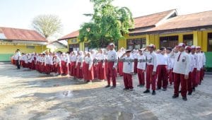 Pj Wali Kota Kupang Linus Lusi memberikan edukasi keuangan kepada para anak-anak PAUD Raudhatul Athfal Al-Fitrah dan SD/Madrasah Ibtidaiyah Al-Fitrah Kota Kupang, Provinsi Nusa Tenggara Timur tentang pentingnya menabung dilakukan sejk dini.