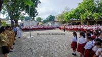 Pj. Wali Kota Kupang Linus Lusi saat melakukan kunjungan ke SDK Santo Yosef Naikoten 1, 2, 3, dan 4 dan SMPK Santo Yosef Naikoten pada Senin pagi (2/12) meminta kepada orang tua siswa untuk lebih aktif dalam pendidikan anak, seperti melatih anak membaca, menulis, dan berhitung di rumah.