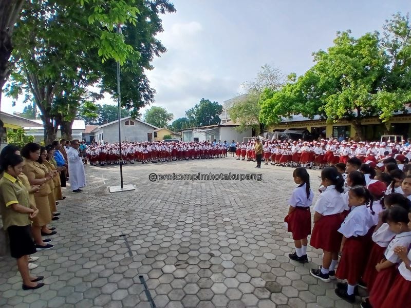 Pj. Wali Kota Kupang Linus Lusi saat melakukan kunjungan ke SDK Santo Yosef Naikoten 1, 2, 3, dan 4 dan SMPK Santo Yosef Naikoten pada Senin pagi (2/12) meminta kepada orang tua siswa untuk lebih aktif dalam pendidikan anak, seperti melatih anak membaca, menulis, dan berhitung di rumah.