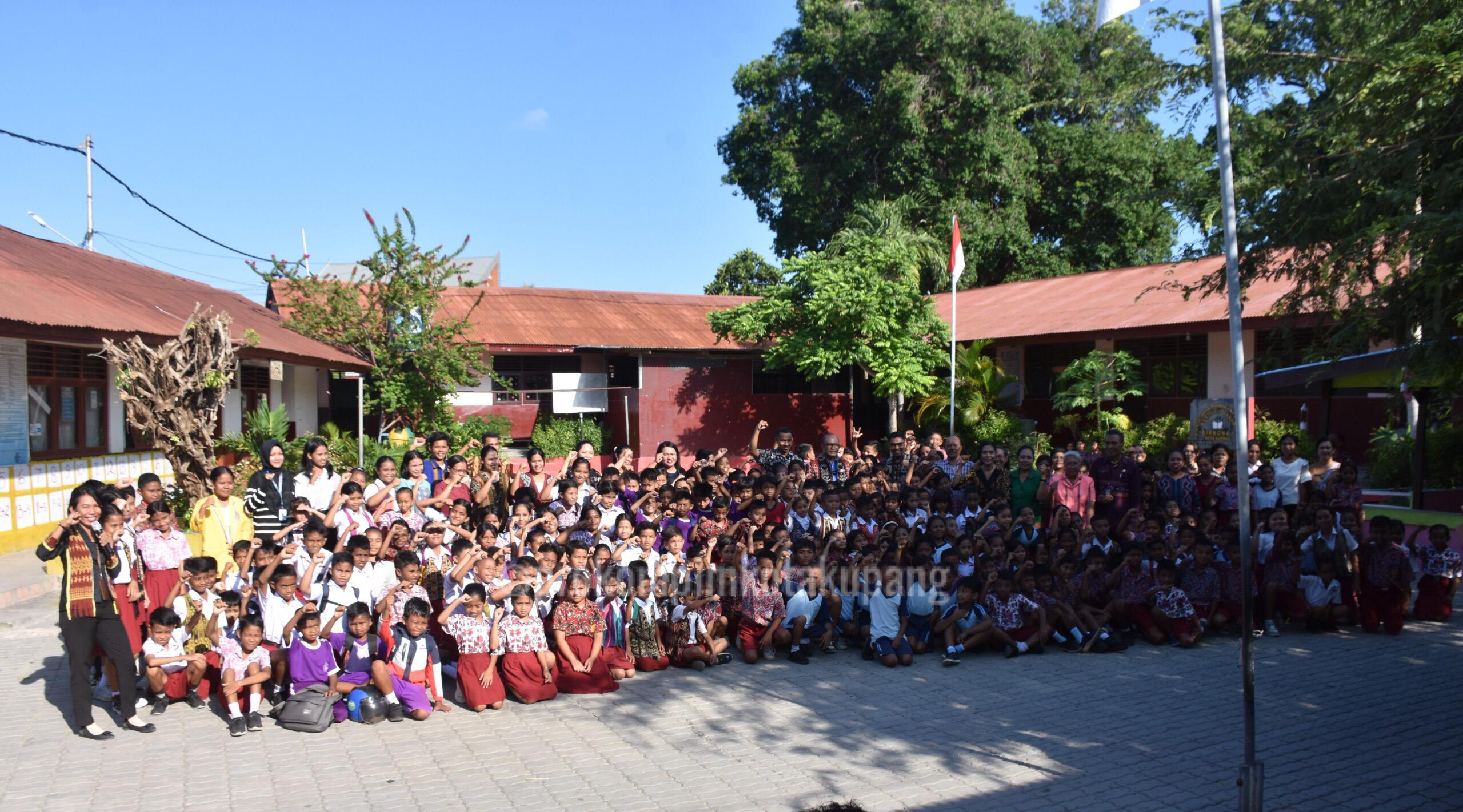 Penjabat Wali Kota Kupang, Linus Lusi, S.Pd., M.Pd turun langsung ke sekolah-sekolah untuk melihat proses pembelajaran yang dilakukan di sekolah dasar di Kota Kupang dalam mendukung pembangunan sektor pendidikan yang berkualitas.