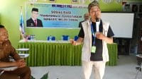 Aprianus Langgar salah satu pembicara dalam kegiatan Sosialisasi Transformasi Perpustakaan Berbasis Inklusi Sosial di TBM Bintang Timur Penfui Kupang, Selasa, (19/11-2024) yang diselenggarakan oleh Perpustakaan Daerah Propinsi NTT.