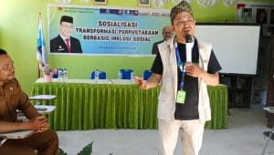 Aprianus Langgar salah satu pembicara dalam kegiatan Sosialisasi Transformasi Perpustakaan Berbasis Inklusi Sosial di TBM Bintang Timur Penfui Kupang, Selasa, (19/11-2024) yang diselenggarakan oleh Perpustakaan Daerah Propinsi NTT.