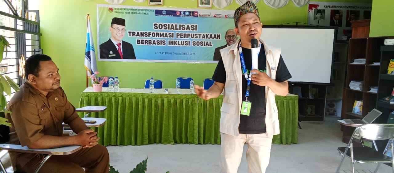 Aprianus Langgar salah satu pembicara dalam kegiatan Sosialisasi Transformasi Perpustakaan Berbasis Inklusi Sosial di TBM Bintang Timur Penfui Kupang, Selasa, (19/11-2024) yang diselenggarakan oleh Perpustakaan Daerah Propinsi NTT.