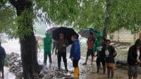 ben kota Keterangan Foto: Penjabat Wali Kota Kupang, Linus Lusi didampingi Kabid Kedaruratan dan Logistik BPBD Kota Kupang Riko Ahmad Umar, serta Lurah Penfui, Fransisko Dugis, meninjau langsung rumah warga yang terdampak banjir di Kelurahan Penfui, Kecamatan Maulafa, pada Senin (27/01). Foto Prokopim Setda Kota Kupang.