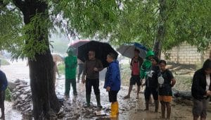 Keterangan Foto: Penjabat Wali Kota Kupang, Linus Lusi didampingi Kabid Kedaruratan dan Logistik BPBD Kota Kupang Riko Ahmad Umar, serta Lurah Penfui, Fransisko Dugis, meninjau langsung rumah warga yang terdampak banjir di Kelurahan Penfui, Kecamatan Maulafa, pada Senin (27/01). Foto Prokopim Setda Kota Kupang.
