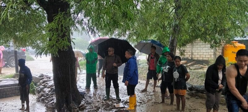 Keterangan Foto: Penjabat Wali Kota Kupang, Linus Lusi didampingi Kabid Kedaruratan dan Logistik BPBD Kota Kupang Riko Ahmad Umar, serta Lurah Penfui, Fransisko Dugis, meninjau langsung rumah warga yang terdampak banjir di Kelurahan Penfui, Kecamatan Maulafa, pada Senin (27/01). Foto Prokopim Setda Kota Kupang.
