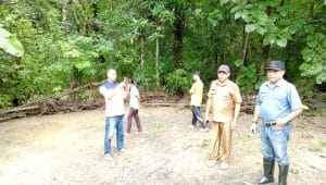KETERANGAN FOTO : Penjabat Bupati Kupang Alexon Lumba mengunjungi lokasi bencana banjir di Desa Niunbaun, Kecamatan Amabi Oefeto dan Desa Enoraen Kecamatan Amarasi Timur, untuk melihat secara langsung dampak bencana alam yang melanda daerah itu. Foto/Prokopim Setda Kabupaten Kupang.