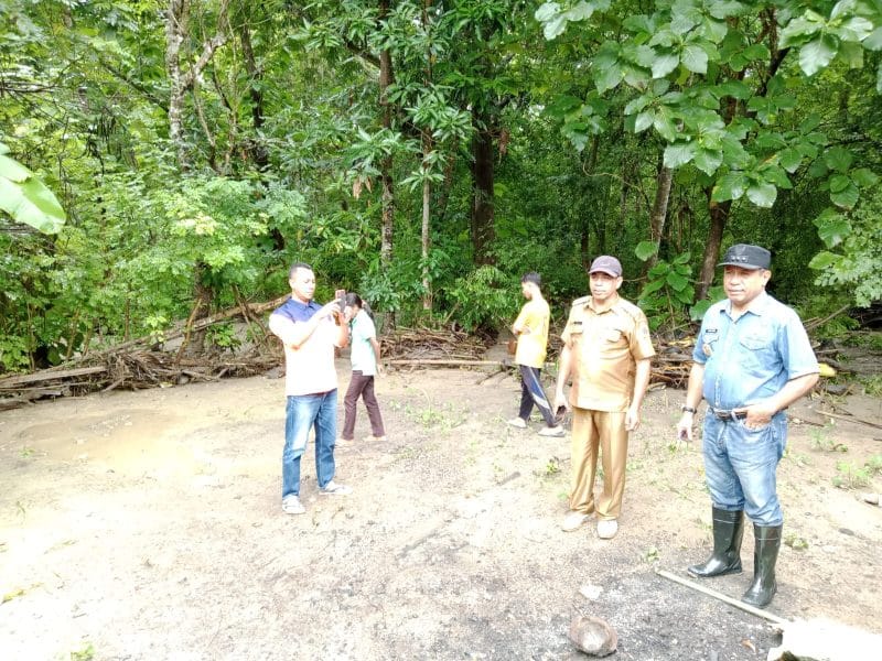 KETERANGAN FOTO : Penjabat Bupati Kupang Alexon Lumba mengunjungi lokasi bencana banjir di Desa Niunbaun, Kecamatan Amabi Oefeto dan Desa Enoraen Kecamatan Amarasi Timur, untuk melihat secara langsung dampak bencana alam yang melanda daerah itu. Foto/Prokopim Setda Kabupaten Kupang.