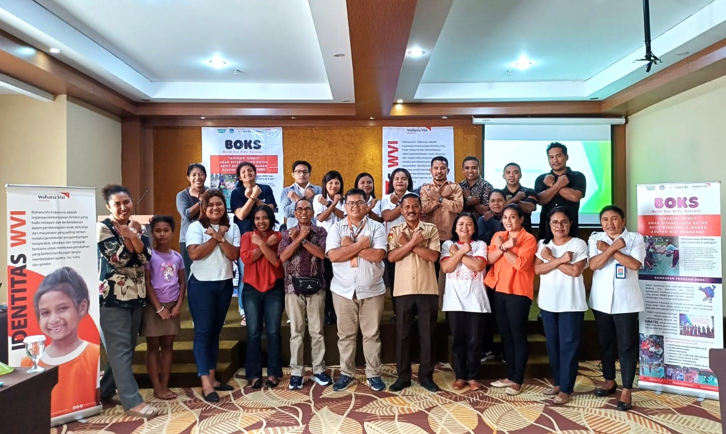 KETERANGN FOTO/MEDIASI NTT.COM/HO WVI- Para peserta dengan para fasilitator, Manager Program WVI Zona NTT, dan Kabid PKLK Dinas Pendidikan Provinsi NTT pada kegiatan “Lokakarya Pembuatan Alat Permainan Edukatif Inklusif Disabilitas.