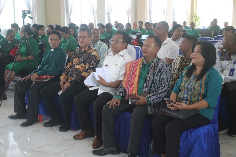 KETERANGAN FOTO : Penjabat Bupati Kupang, Alexon Lumba saat membuka Sidang Majelis Klasis Kupang Timur ke- 54 tahun 2025, di Gereja Ekklesia Airkom, Kelurahan Naibonat, Kecamatan Kupang Timur, Rabu. Foto/Prokompim Setda Kabupaten Kupang.