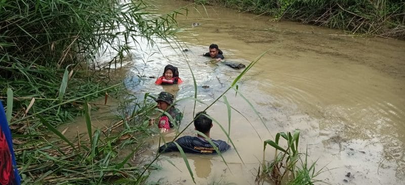 sar KETERANGAN FOTO :Tim SAR Gabungan ketika melakukan operasi pencarian terhadap Aulia Dacosta Motenru (53) warga Desa Fatuba’a yang hilang terseret arus banjir di sungai Manumutin, Kabupaten Belu. Foto/Humas Basarnas Kupang.