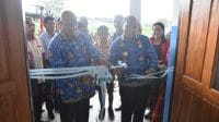 sekol Keterangan foto: Penjabat (Pj) Wali Kota Kupang, Linus Lusi (kanan), meresmikan gedung baru UPTD SMP Negeri 21 Kota Kupang yang berlokasi di Kelurahan Tuak Daun Merah, Kecamatan Oebobo, pada Jumat (17/1). FOTO/MEDIASINTT.COM/HO-Prokopim Setda Kota Kupang.
