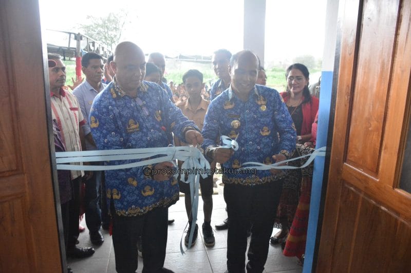 Keterangan foto: Penjabat (Pj) Wali Kota Kupang, Linus Lusi (kanan), meresmikan gedung baru UPTD SMP Negeri 21 Kota Kupang yang berlokasi di Kelurahan Tuak Daun Merah, Kecamatan Oebobo, pada Jumat (17/1). FOTO/MEDIASINTT.COM/HO-Prokopim Setda Kota Kupang.