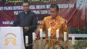 KETERANGAN FOTO: Bupati Kupang terpilih Yosef Lede saat menyalakan lilin dalam perayaan Natal Bersama ASN, Tim penggerak PKK dan Dharma Wanita Persatuan di Oelemasi ibu Kota Kabupaten Kupang, Jumat (10/1/2025). Foto/HO- Prokopim Setda Kabupaten Kupang.