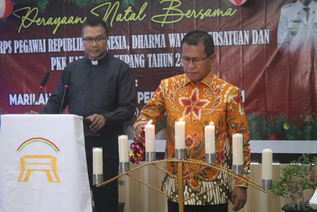 KETERANGAN FOTO: Bupati Kupang terpilih Yosef Lede saat menyalakan lilin dalam perayaan Natal Bersama ASN, Tim penggerak PKK dan Dharma Wanita Persatuan di Oelemasi ibu Kota Kabupaten Kupang, Jumat (10/1/2025). Foto/HO- Prokopim Setda Kabupaten Kupang.