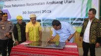 resmi ru Keterangan Foto : Gubernur NTT periode 2025-2030 Melki Laka Lena (kedua dari kanan) menandatangani prasasti pengresmian Rumah Sakit Pratama Amfoang, Kabupaten Kupang, Kamis. Foto/ Prokopim Setda Kabupaten Kupang.