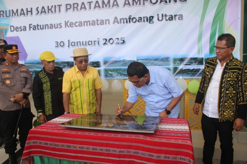 Keterangan Foto : Gubernur NTT periode 2025-2030 Melki Laka Lena (kedua dari kanan) menandatangani prasasti pengresmian Rumah Sakit Pratama Amfoang, Kabupaten Kupang, Kamis. Foto/ Prokopim Setda Kabupaten Kupang.