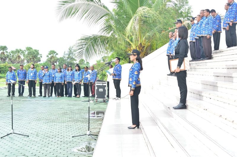 Wakil Bupati Kupang Aurum Titu Eki , saat memimpin Apel Kesadaran Korpri Lingkup Pemerintah Kabupaten Kupang, di halaman Kantor Bupati Kupang, Oelamasi, Senin (17/3). Foto Prokopim Setda Kabupaten Kupang.