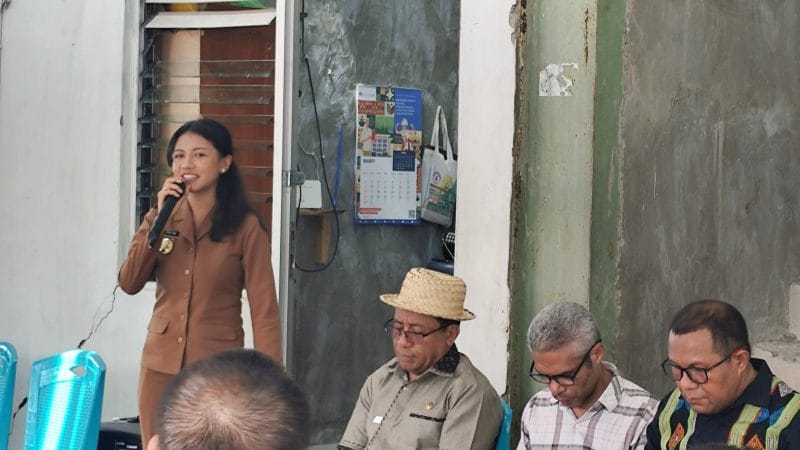 aurum Wakil Bupati Kupang, Aurum Titu Eki ketika mendampingi Wakil Gubernur NTT, Johanis Asadoma saat melakukan kunjungan kerja ke Pasar Lili, Selasa.