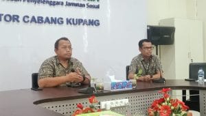 Kepala BPJS Kesehatan Kupang dr. Ario Trisaksono (Kiri) didampingi Kepala Bagian Tata Kelola SDM dan Umum dan Komunikasi, Sakarias Rhewa (kanan). Foto Mediasintt.com/Beny