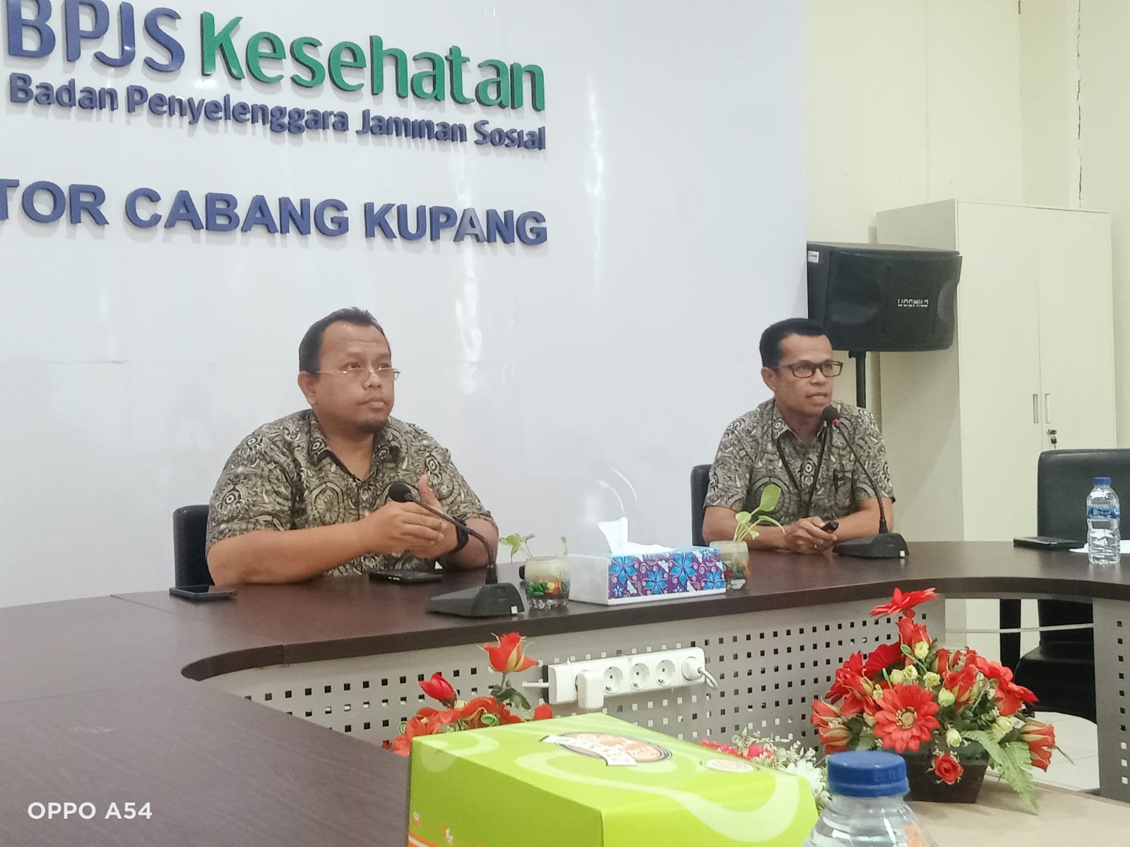 Kepala BPJS Kesehatan Kupang dr. Ario Trisaksono (Kiri) didampingi Kepala Bagian Tata Kelola SDM dan Umum dan Komunikasi, Sakarias Rhewa (kanan). Foto Mediasintt.com/Beny