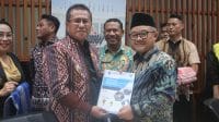 Bupati Kupang Yosef Lede (kiri) menyerahkan proposal bantuan bidang pendidikan kepada Menteri Pendidikan Dasar dan Menengah Abdul Mu’ti (kanan). Foto Prokopim Setda Kabupaten Kupang.