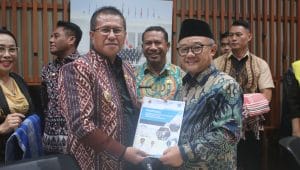Bupati Kupang Yosef Lede (kiri) menyerahkan proposal bantuan bidang pendidikan kepada Menteri Pendidikan Dasar dan Menengah Abdul Mu’ti (kanan). Foto Prokopim Setda Kabupaten Kupang.