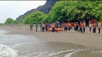 Tim SAR gabungan masih melakukan pencarian terhadap dua korban yang masih belum ditemukan dalam peristiwa kecelakaan laut di Perairan Wini, Kabupaten Timor Tengah Utara (TTU), Kamis. Foto Basarnas Kupang.