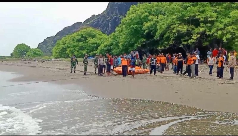 Tim SAR gabungan masih melakukan pencarian terhadap dua korban yang masih belum ditemukan dalam peristiwa kecelakaan laut di Perairan Wini, Kabupaten Timor Tengah Utara (TTU), Kamis. Foto Basarnas Kupang.