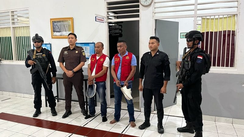 Tim penyidik Kejaksaan melakukan penahanan terhadap tersangka Yohannes Kaki (YK) dan Cyprianus Lenggoyo (CL).