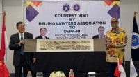 Ketua Umum DePA-RI, Dr. TM Luthfi Yazid, S.H., LL.M. (kanan) menerima cinderamata dari Presiden Beijing Lawyers Association ( BLA), Liu Yanling (kiri) di Jakarta, Rabu 9 April 2025 (Foto: Humas DePA-RI).