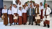 Jemaat Sonaf Neka Huilelot, Desa Huilelot, Kecamatan Semau, Kabupaten Kupang, Minggu (27/4) mengelar ibadah syukuran "HOPONG NGAE” atau sykuran hasil panen yang pertama dihadiri Bupati Kupang, Yosef Lede.