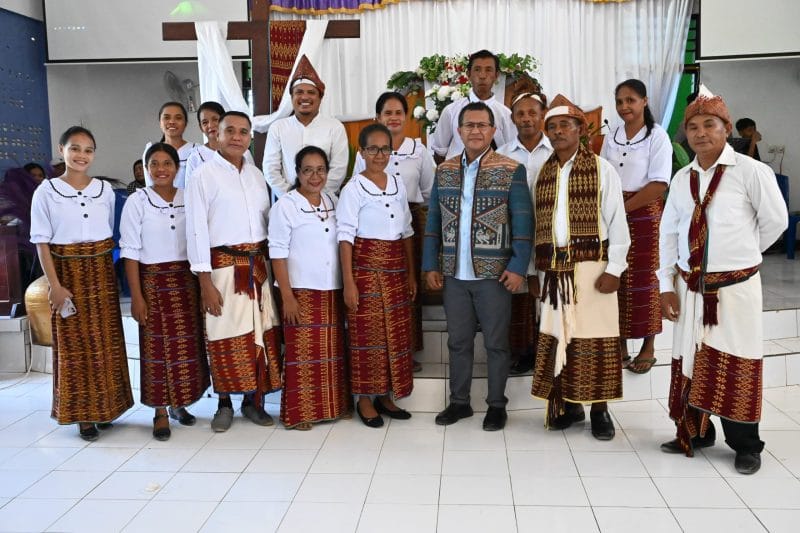 Jemaat Sonaf Neka Huilelot, Desa Huilelot, Kecamatan Semau, Kabupaten Kupang, Minggu (27/4) mengelar ibadah syukuran "HOPONG NGAE” atau sykuran hasil panen yang pertama dihadiri Bupati Kupang, Yosef Lede.