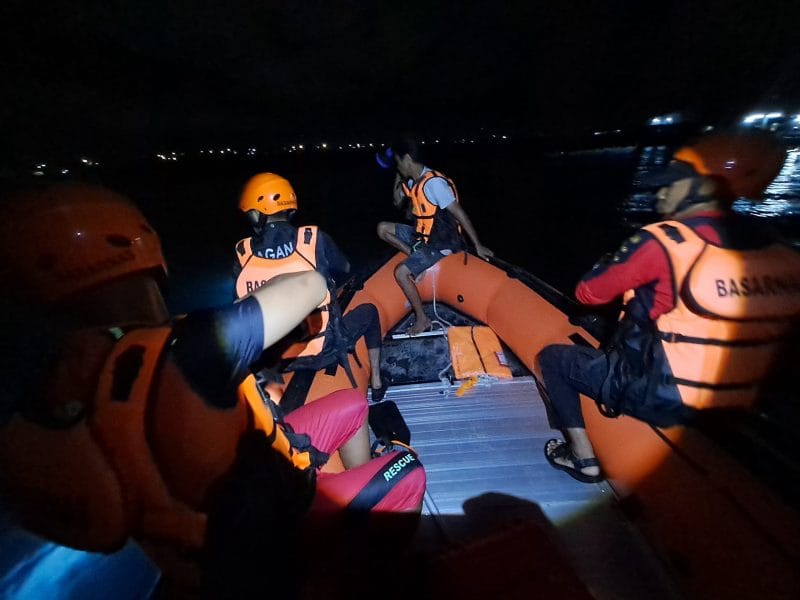 sar baru 2 Tim SAR dari Kantor Pencarian dan Pertolongan Kupang sedang melakukan pencarian terhadap korban perahu kayu yang terbalik di pantai Oeba, Rabu. HO-Basarnas Kupang.