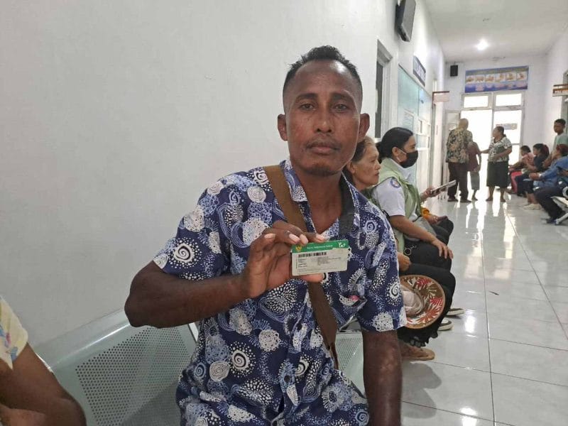 Esaf Markus Liku (51), salah satu peserta JKN dari segmen Penerima Bantuan Iuran (PBI) yang telah terdaftar sejak awal berdirinya BPJS Kesehatan.