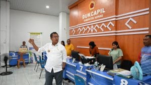 Bupati Kupang, Yosef Lede saat melakukan kunjungan di berbagai Perangkat Daerah untuk melihat Perangkat Daerah, sistem kerja dan kinerja dalam memberikan pelayanan publik terbaik bagi masyarakat, Jumat (12/4-2025). Foto Prokopim Setda Kabupaten Kupang.