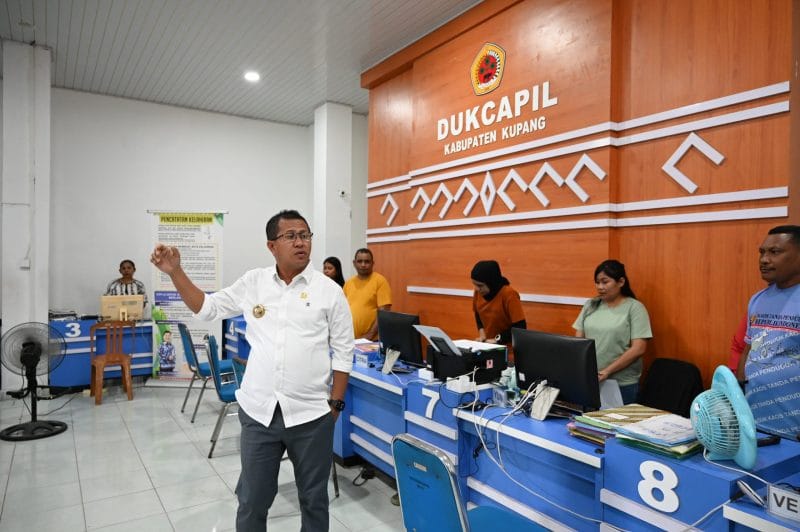 yos lede Bupati Kupang, Yosef Lede saat melakukan kunjungan di berbagai Perangkat Daerah untuk melihat Perangkat Daerah, sistem kerja dan kinerja dalam memberikan pelayanan publik terbaik bagi masyarakat, Jumat (12/4-2025). Foto Prokopim Setda Kabupaten Kupang.