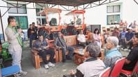 Pemerintah Pusat melalui Kementerian Pertanian memberikan bantuan 65 alat mesin pertanian (alsintan) terdiri dari 15 unit handtraktor dan 50 unit pompa air guna mendung swasembada pangan di Kabupaten Kupang, Provinsi Nusa Tenggara Timur. Bantuan alat pertanian itu langsung didistribusikan oleh Bupati Kupang Yosef Lede kepada para petani di Kabupaten Kupang, Kamis.