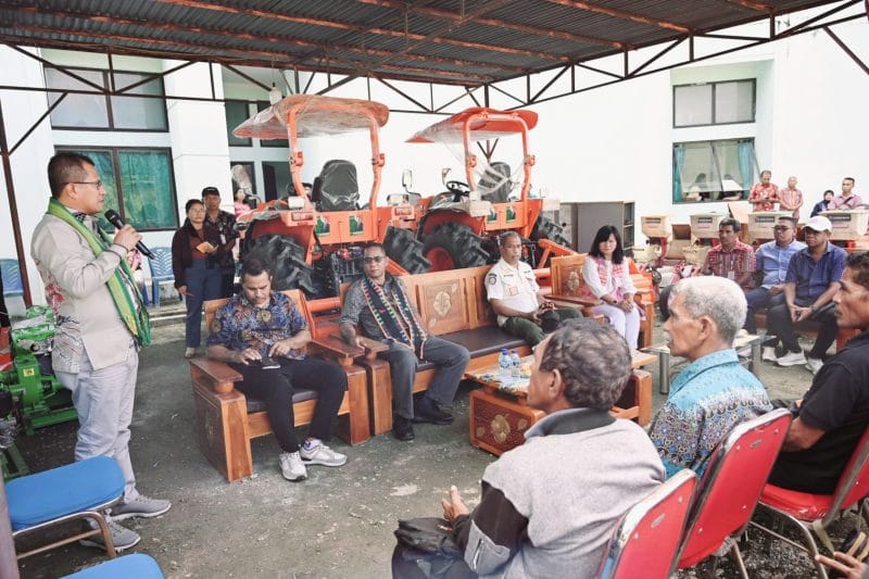 Pemerintah Pusat melalui Kementerian Pertanian memberikan bantuan 65 alat mesin pertanian (alsintan) terdiri dari 15 unit handtraktor dan 50 unit pompa air guna mendung swasembada pangan di Kabupaten Kupang, Provinsi Nusa Tenggara Timur. Bantuan alat pertanian itu langsung didistribusikan oleh Bupati Kupang Yosef Lede kepada para petani di Kabupaten Kupang, Kamis.
