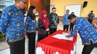 arum KETERANGAN FOTO: Wakil Bupati Kupang, Aurum Titu Eki ketika membuka acara Kick Off Meeting Program Wash Fit, di aula Kantor Bupati Kupang, Oelamasi, Selasa (20/5). Foto Prokopim Setda Kabupaten Kupang.