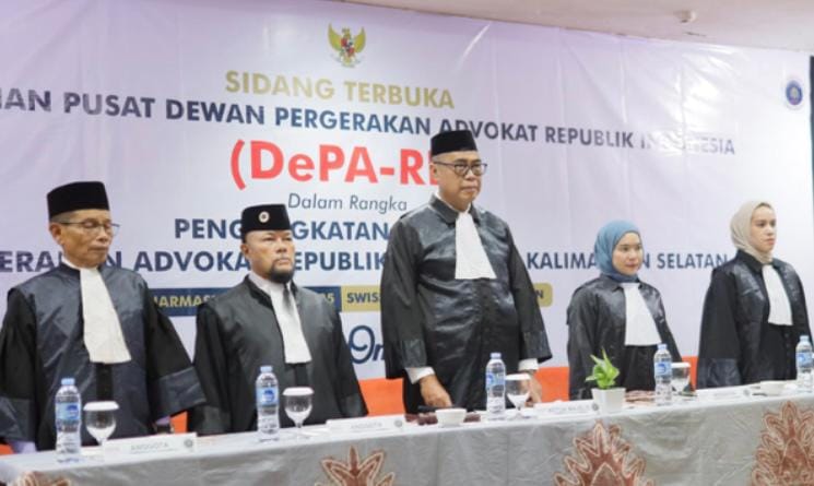 depa1 Ketua Umum Dewan Pergerakan Advokat Republik Indonesia (DePA-RI) Dr. TM Luthfi Yazid, S.H., LL.M (tengah) melantik para advokat baru DePA-RI di Banjarmasin Kalimantan Selatan pada 29 April 2025 (Foto: Humas DePA-RI).